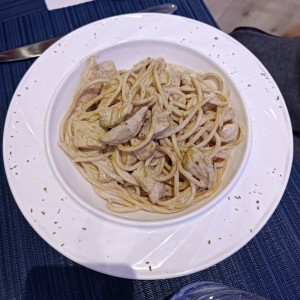 spaghetti Alfredo y pollo 