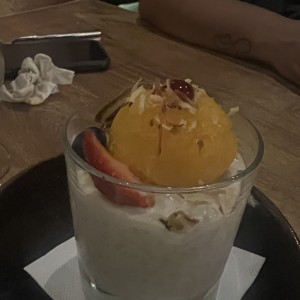 Arroz con leche con gelato de mango 