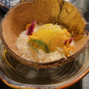 Es un arroz con leche coco y mango