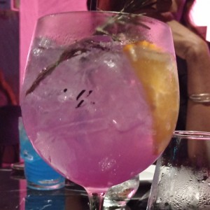 Gin tonic violet