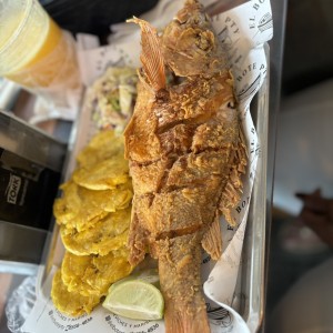 Pescado frito con patacones 