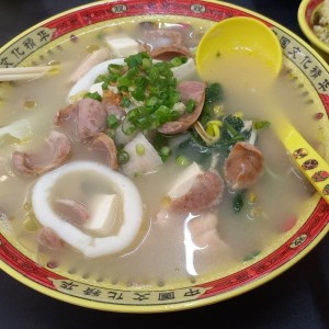 sopa con carnes mixtas y udon