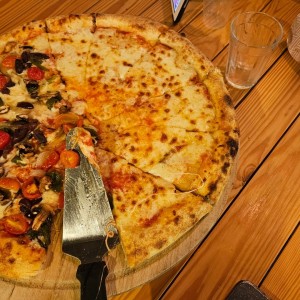 pizza de queso y vegetales