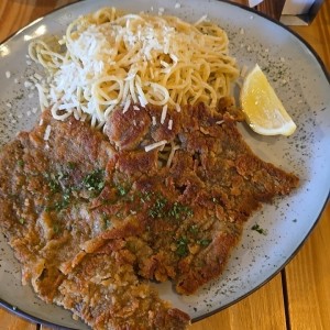 milanesa de res con espagueti ajo y aceite
