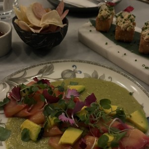 Tiradito de Salmón Aguachile y Aguacate