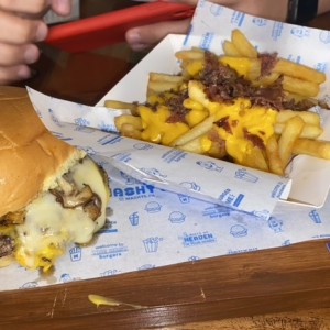 Mashy?s Burger con Cheese Bacon Fries