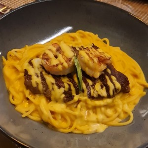 spaghetti a la guancaina y filete de carne con camarones