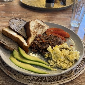 Especiales - Huevos ropa vieja