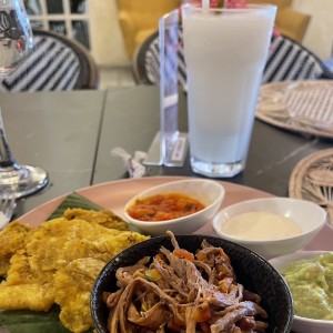 Mix de patacones o arepas fritas con ropa vieja