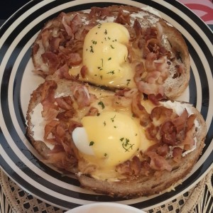 huevos ponchado con bacon