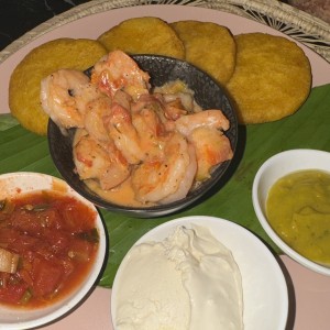 Mix de patacones o arepas fritas con camarones