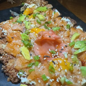 Sushi pizza de salmon