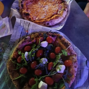 pizza de prosciutto y pizza de queso