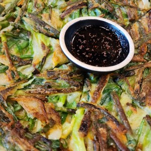 *Pajeo Vegetariano* Tortilla estilo coreano con cebollina y Vegetales Variados.