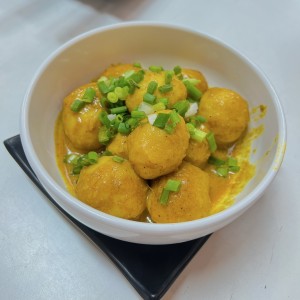 Bolitas de pescado en salsa curry
