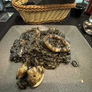 PAELLA DE ARROZ NEGRO