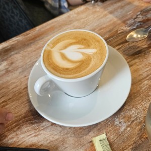 BEBIDAS CALIENTES - Cafés: Capuccino Latte