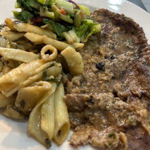 Scalopina de res con pasta y ensalada 