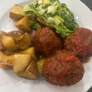 Albóndigas con papas y ensalada 