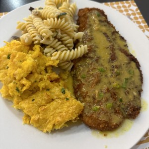 Pescado con pastel de maiz y ensalada de pasta 