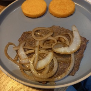 Bistec encebollado y tortillas