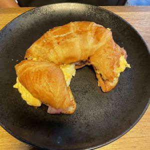 Croissant con huevo, queso y tocino