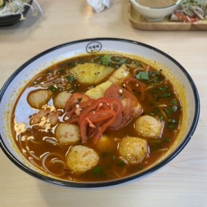 Pho de bolitas de pescado y camarones