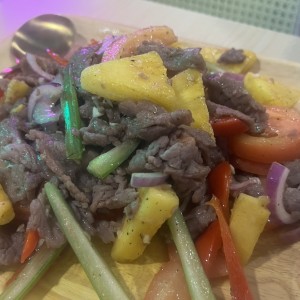 Carne salteada con piña