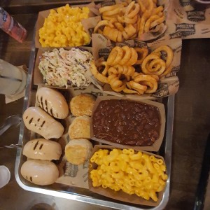Sides del legend: mac & cheese, brisket & beans, cajun curly fries, coleslaw, butter bread y  biscuit