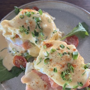 benedicts eggs with salmon