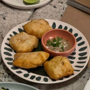 Hojaldres con Mayonesa de Ajo Negro