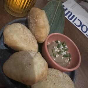 Hojaldres con Mayonesa de Ajo Negro