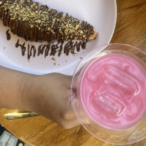 Croassan con nutella y pistacho, bebida pink panther 