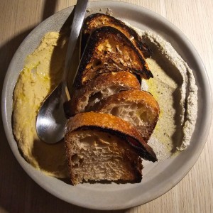 Pan Krume con humus y babaganush