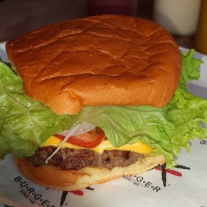 hamburguesa con queso, tomate, lechuga y cebolla