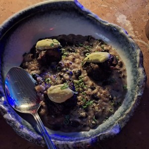 RISOTTO DE FRIJOLES NEGROS Y SHORT RIB