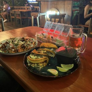 Tacos de Birria y Chilaquiles en Salsa Roja