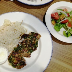 Filete de res, arroz con fideos, ensalada libanesa y crema de ajo.
