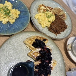 Ropa vieja con arepas de yuca y queso asado, blueberry waffles y huevos revueltos 