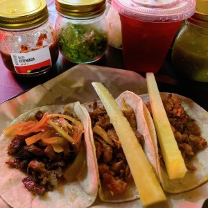 Trio de tacos y agua de jamaica