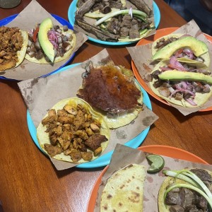 Tacos de trompo, chuleta, chicharron y costra