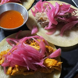 Tacos de Cochinita Pibill y Lechona