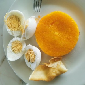 Huevos hervidos con tortilla y hojaldre