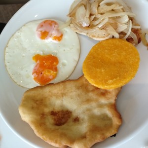 Desayuno panameño con huevos fritos