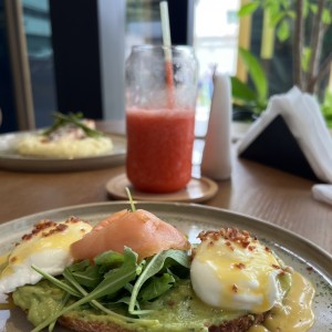 HUEVOS BENEDICTINOS CON SALMÓN