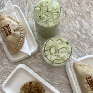 Empanada de Espinaca y queso - Empanada Cappresse - Galleta de pistacho - Matcha Latte (Tradicional) + shot de vainilla