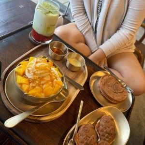 Bingsu de mango, matcha con fresa, otros