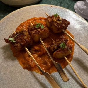 Pinchos de chirrarrón de pulpo, salsa romescu de ajies criollos