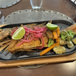 Pescado frito entero 