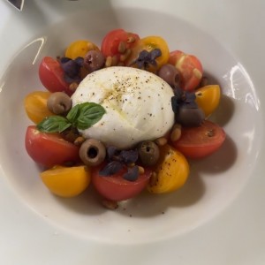 Queso Burrata tomates cherry 